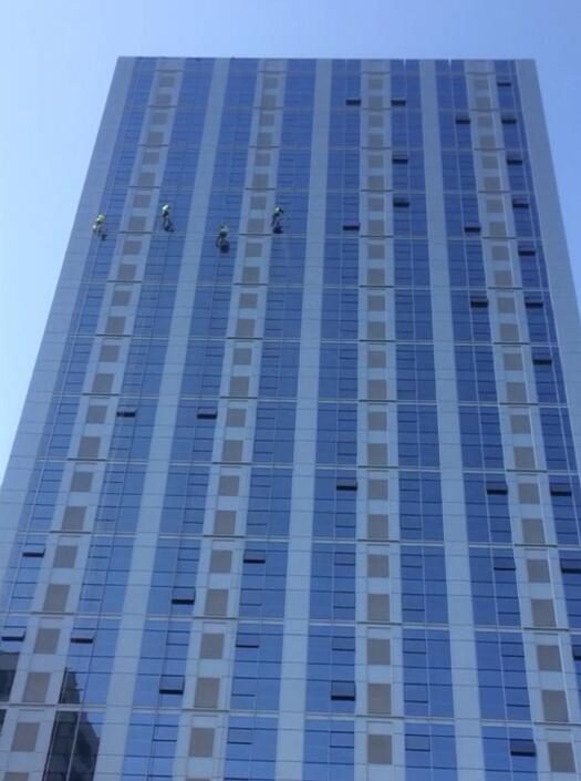西安電視塔萊安中心外墻清洗